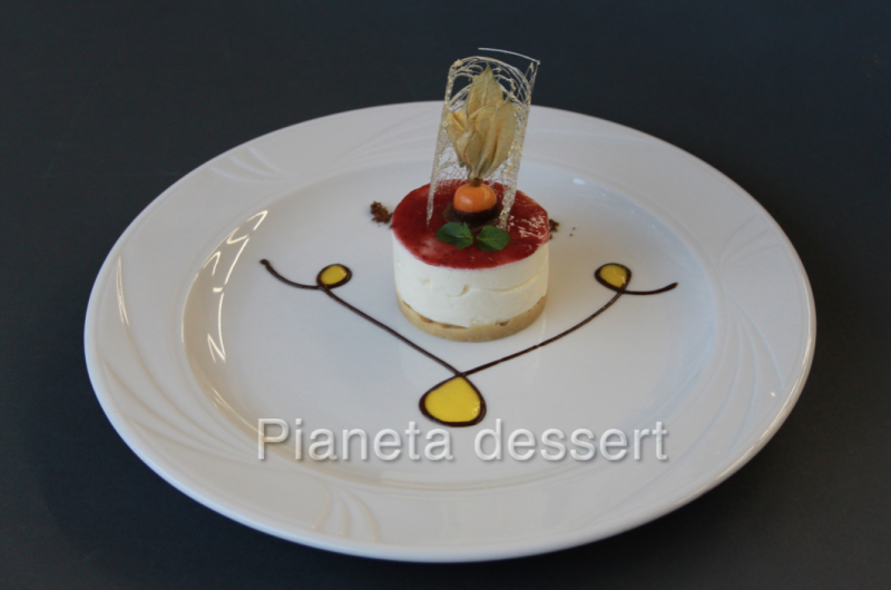 Mousse allo squacquerone con coulise di fragole