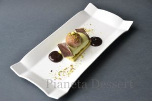 Tronchetto al pistacchio con mousse al cioccolato extra fondente