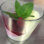 Panna cotta con coulise di lamponi