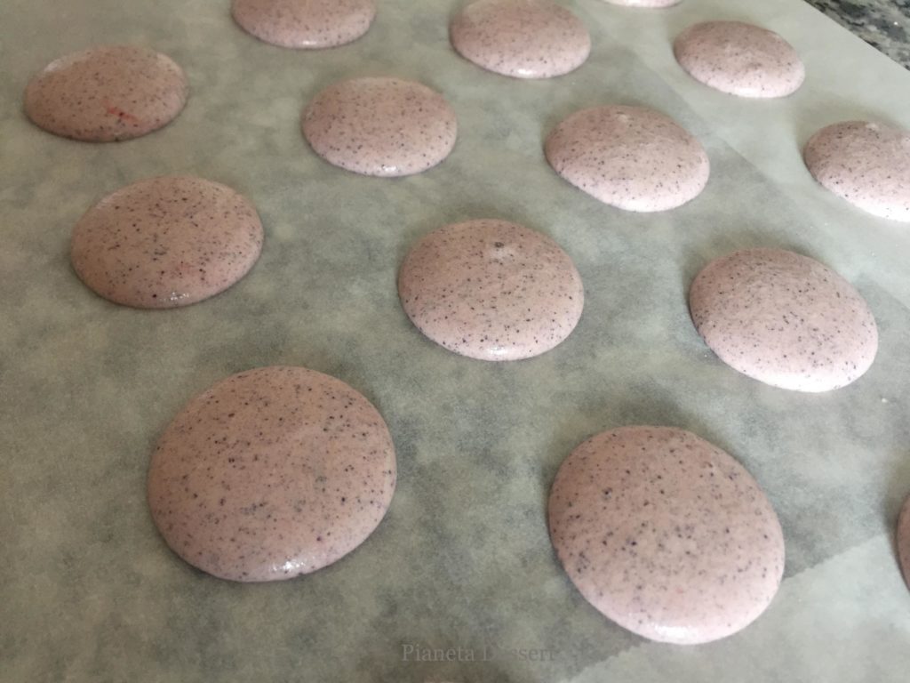 Macaron alle patate con ganache di barbabietola rossa e yuzu