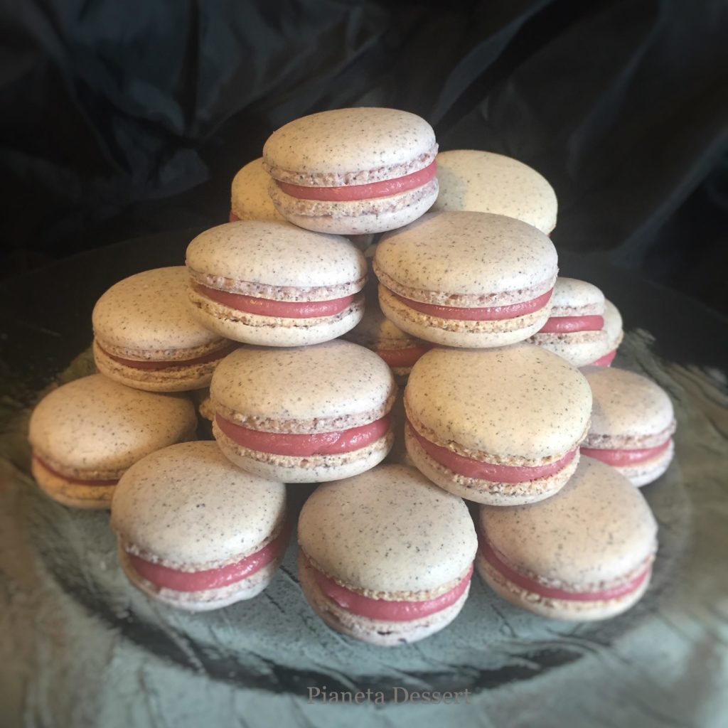 Macaron alle patate con ganache di barbabietola rossa e yuzu