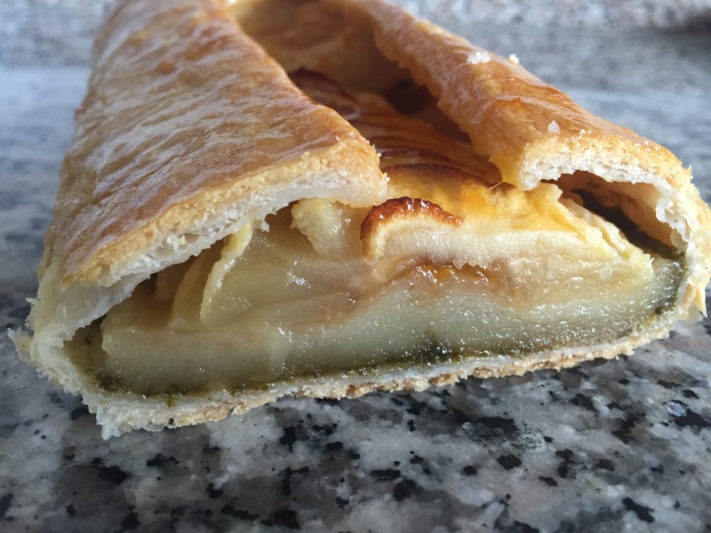 Strudel in bellavista con ortiche e mele