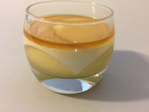 Pannacotta allo yogurt con gelée al miele e riduzione di camomilla