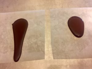 A sinistra cioccolato fluido, a destra cioccolato denso